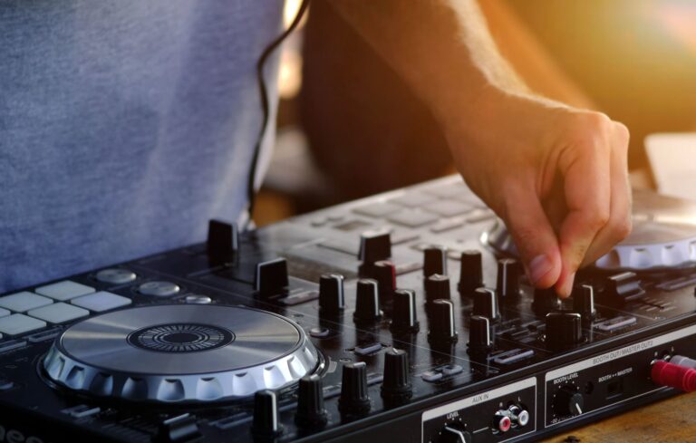 All You Need to know About Modern DJ Controllers